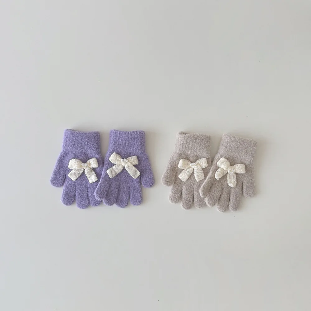 Detalle del diseño de lazo en los guantes