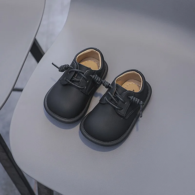 Niño pequeño caminando con zapatos de cuero, uso diario en exteriores