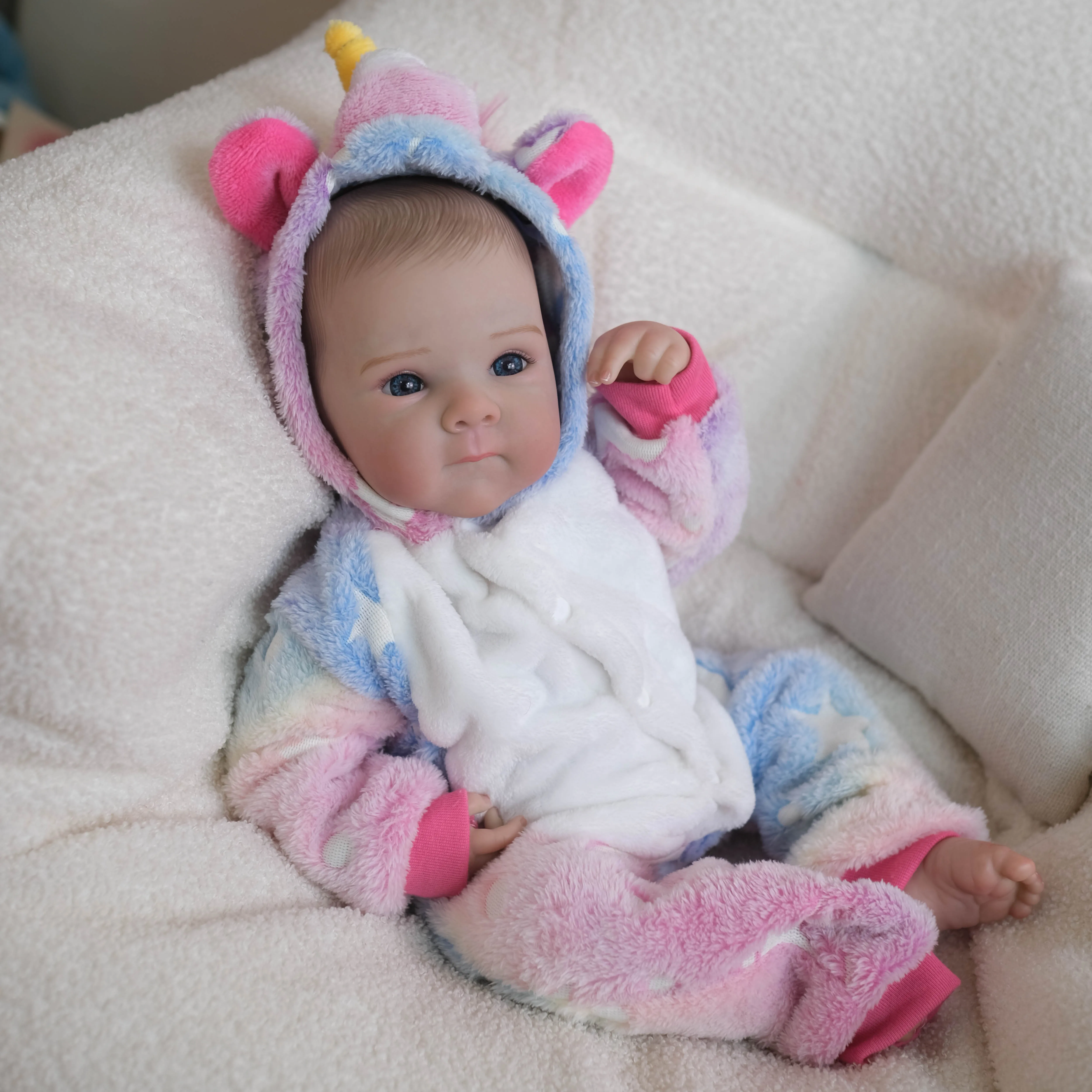 La muñeca vestida con el conjunto original y accesorios
