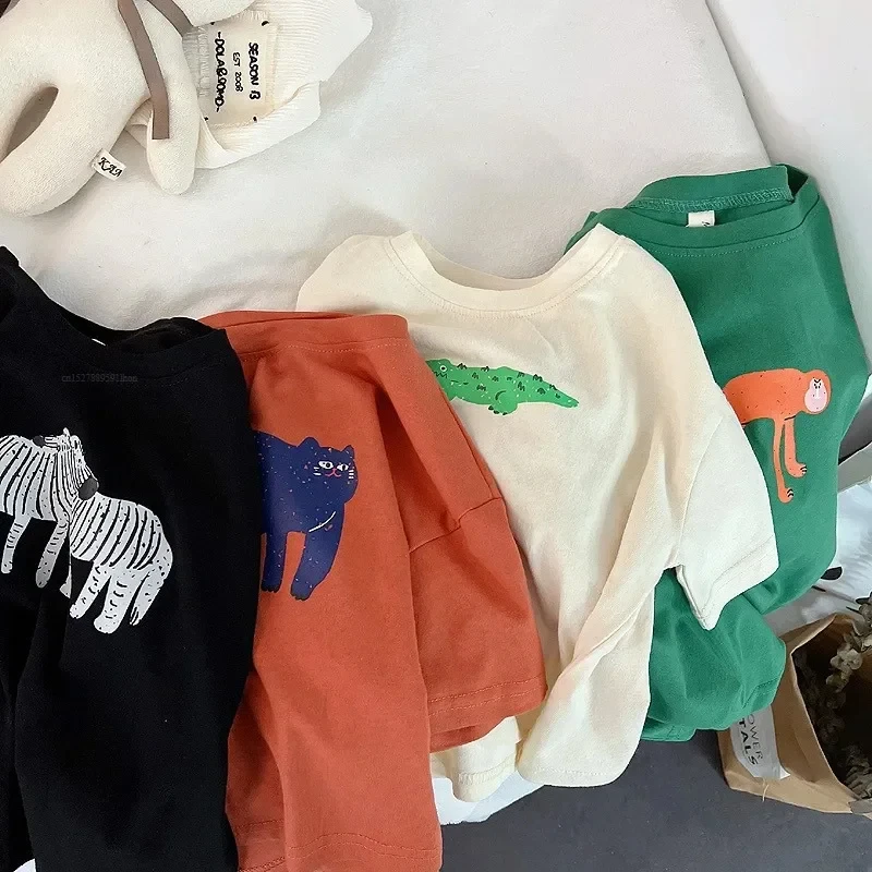 Detalle del estampado animal en la camiseta infantil