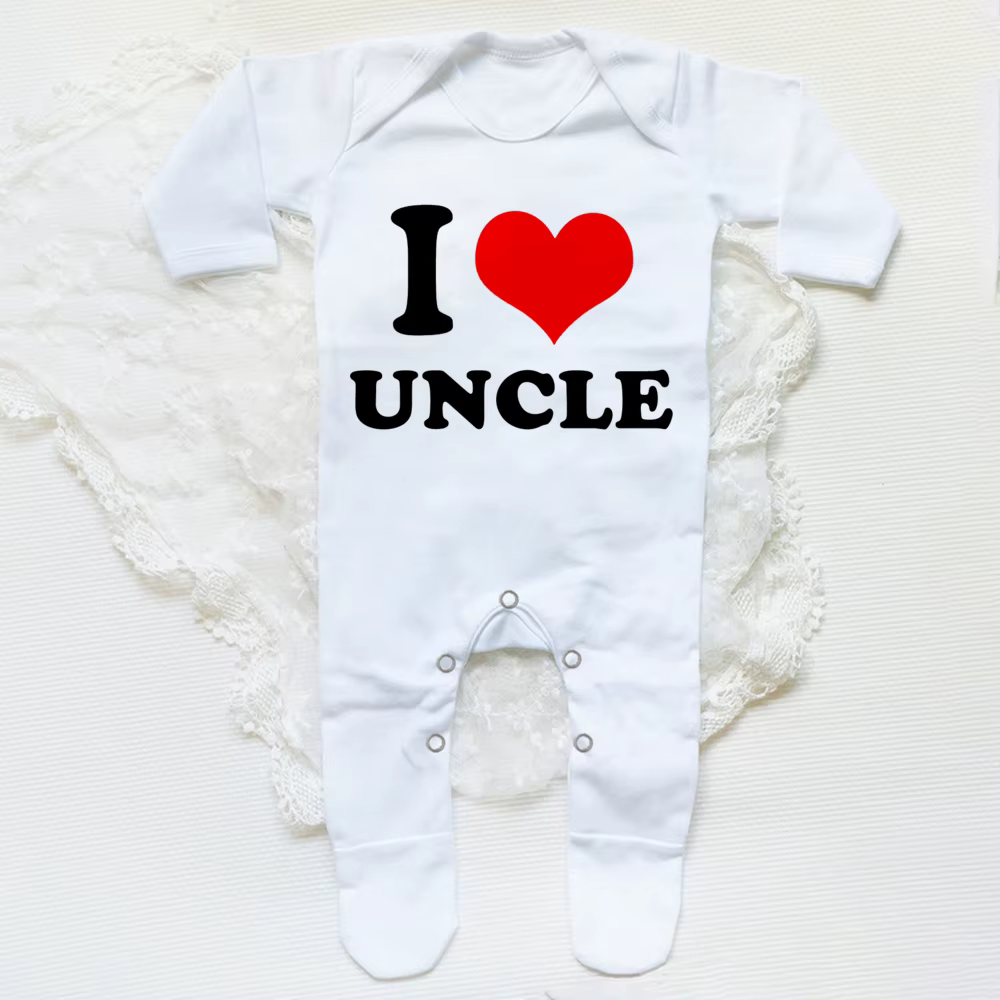 Detalle del mono infantil con apertura para pañales