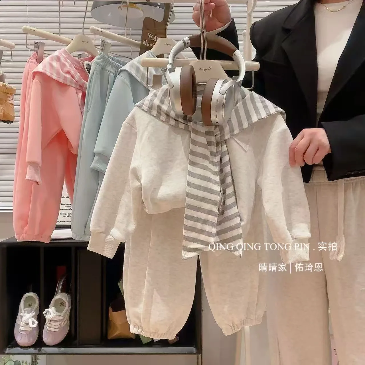 Conjunto de otoño infantil con sudadera y pantalón - imagen 4