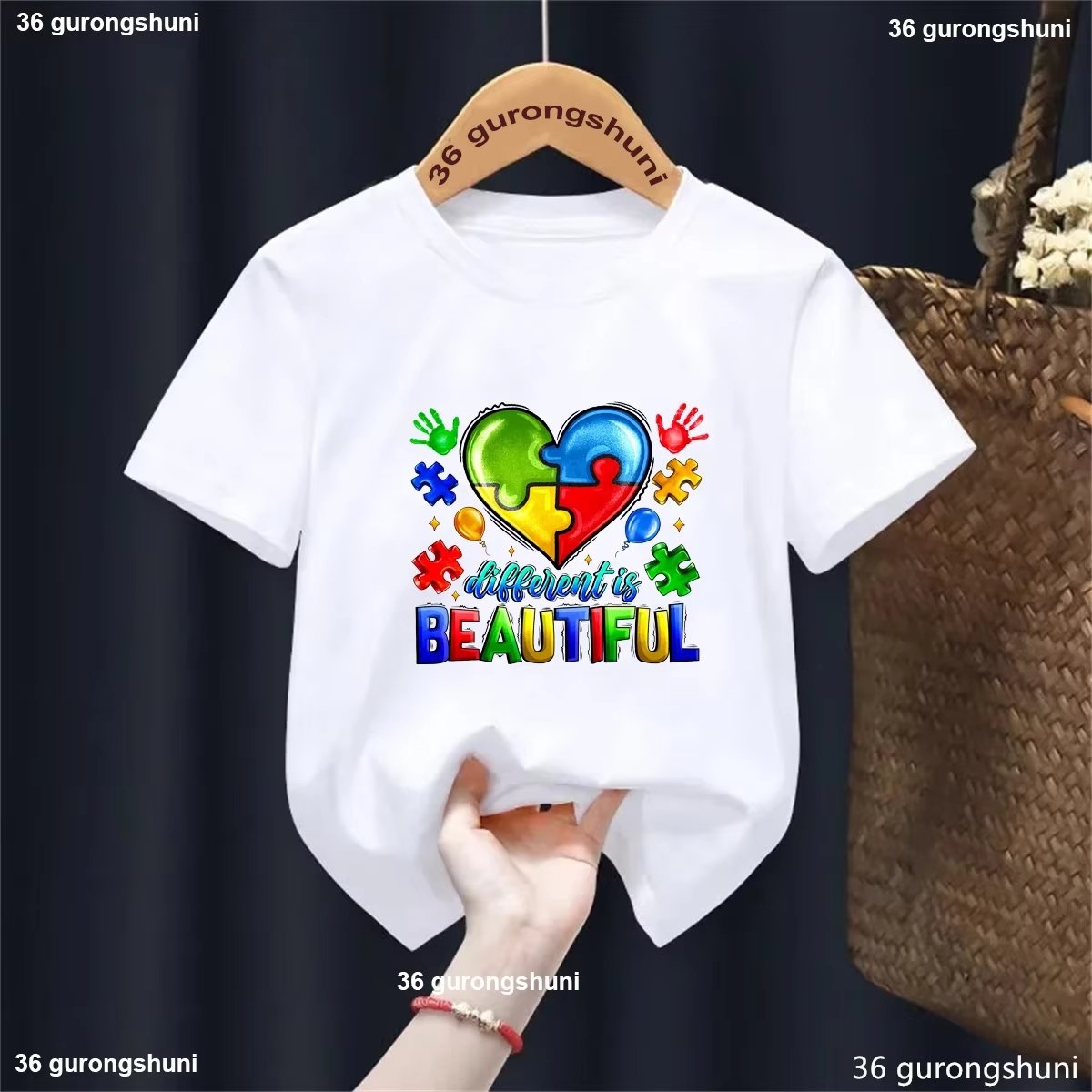 Camiseta infantil para autismo con globos de amor y diseño urbano - imagen 3
