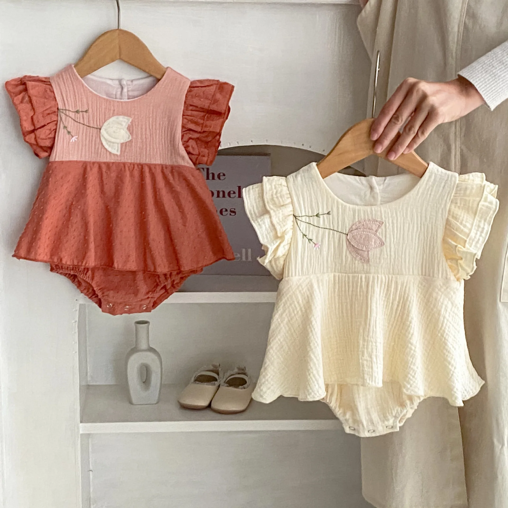 Detalle del bordado de tulipanes en el vestido