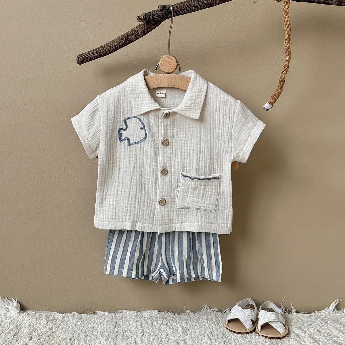 Camiseta de lino bordada y shorts a rayas del conjunto MILANCEL
