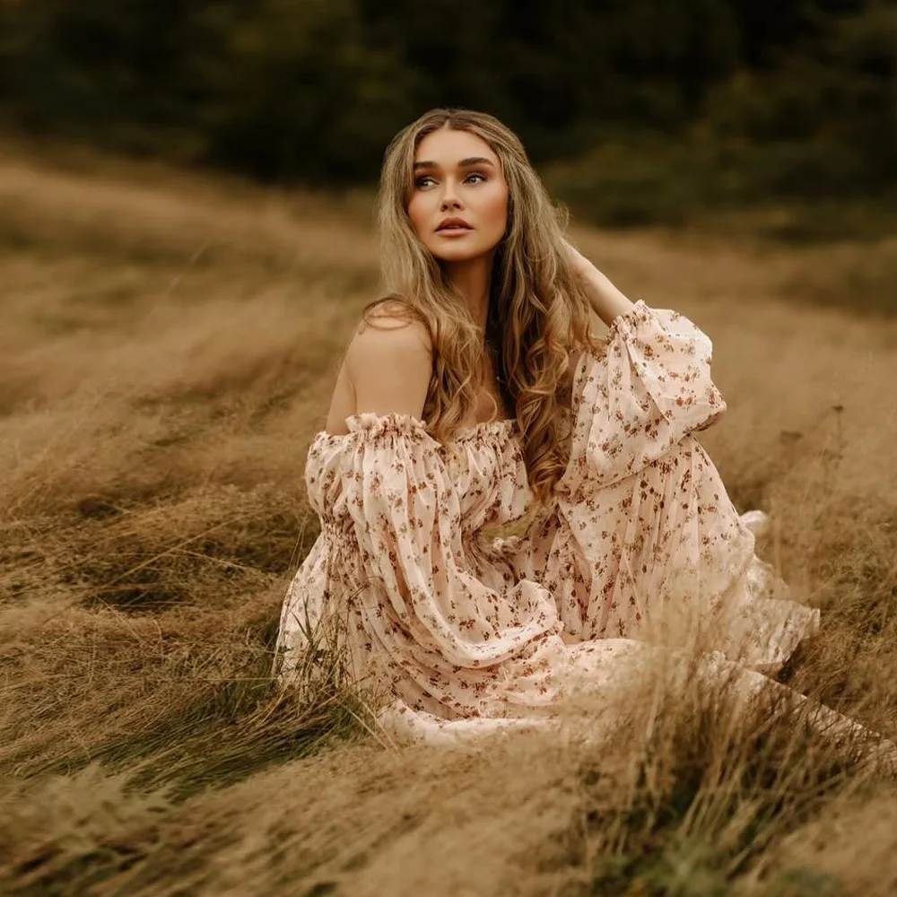 Vestido de embarazo floral en gasa con un hombro elegante