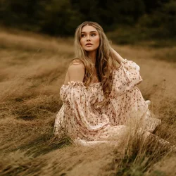 Vestido de embarazo floral en gasa con un hombro elegante