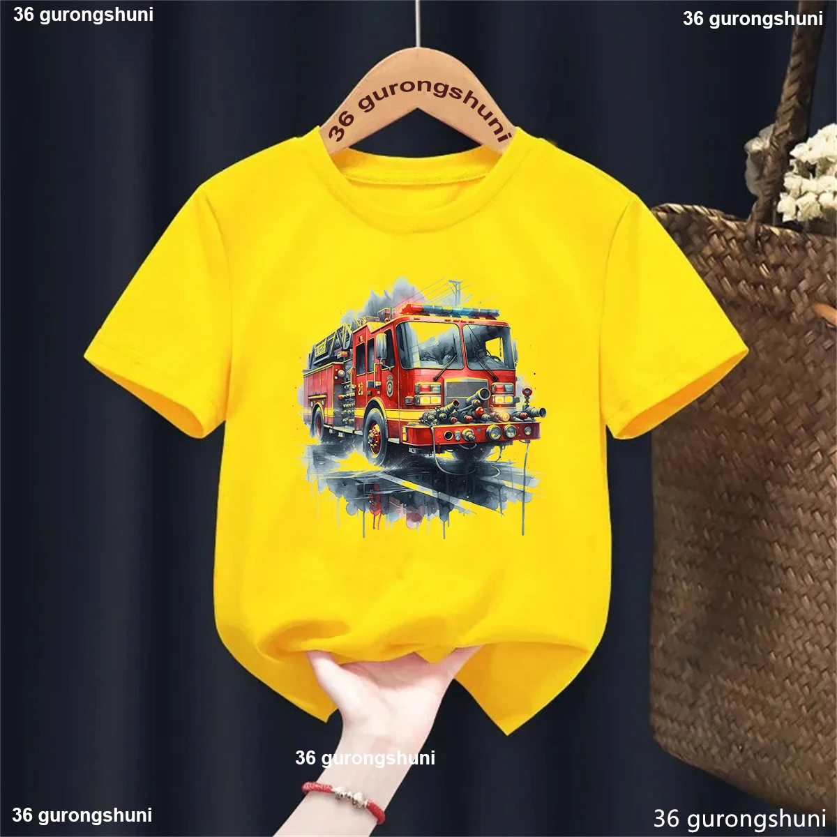 Camiseta infantil de algodón con estampado de camión de bomberos - imagen 3