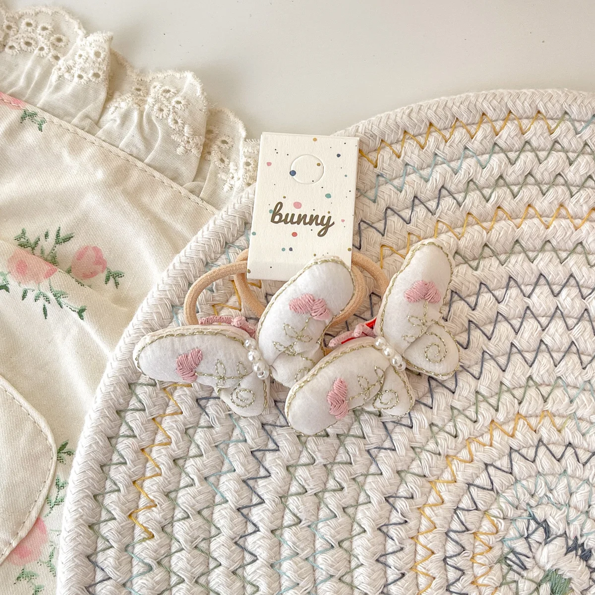 Pinzas para el cabello de niñas: mariposa rosa y flores bordadas - imagen 2