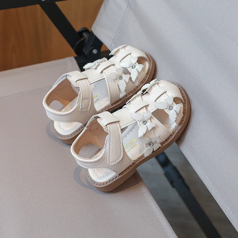 Variedad de colores disponibles en sandalias de niña