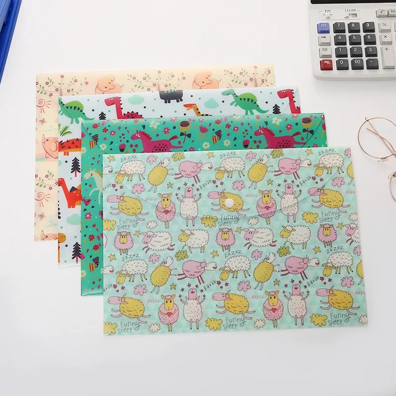 Carpeta escolar infantil de PVC con botón – Personajes animados para el cole