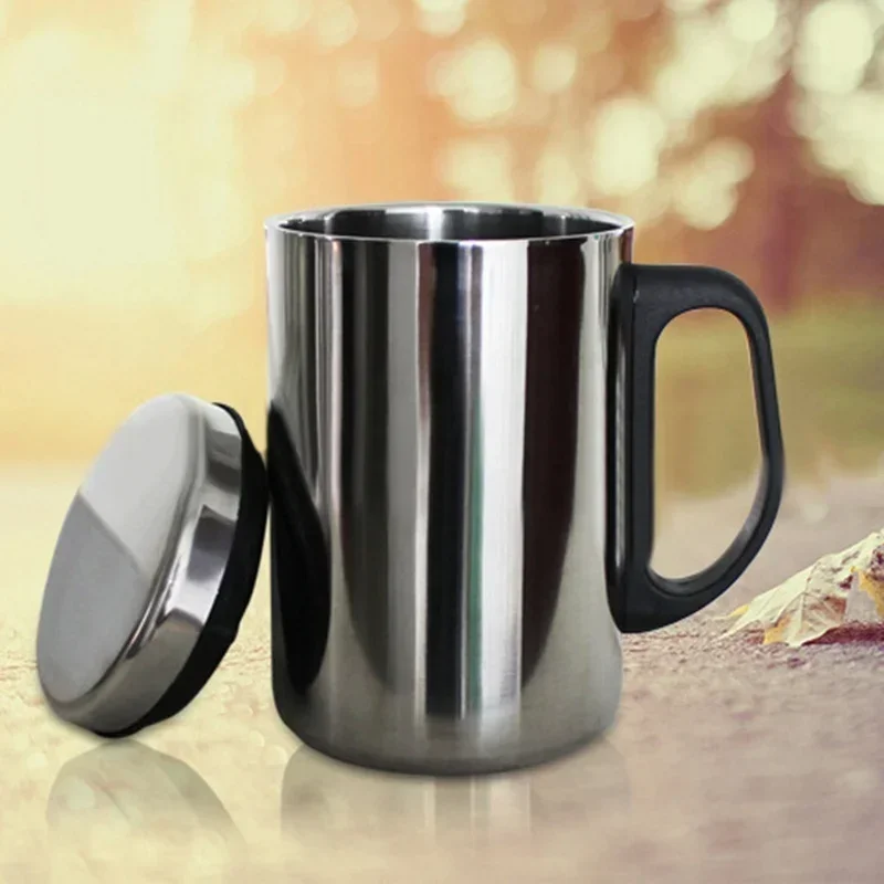 Taza de acero inoxidable con tapa y asa