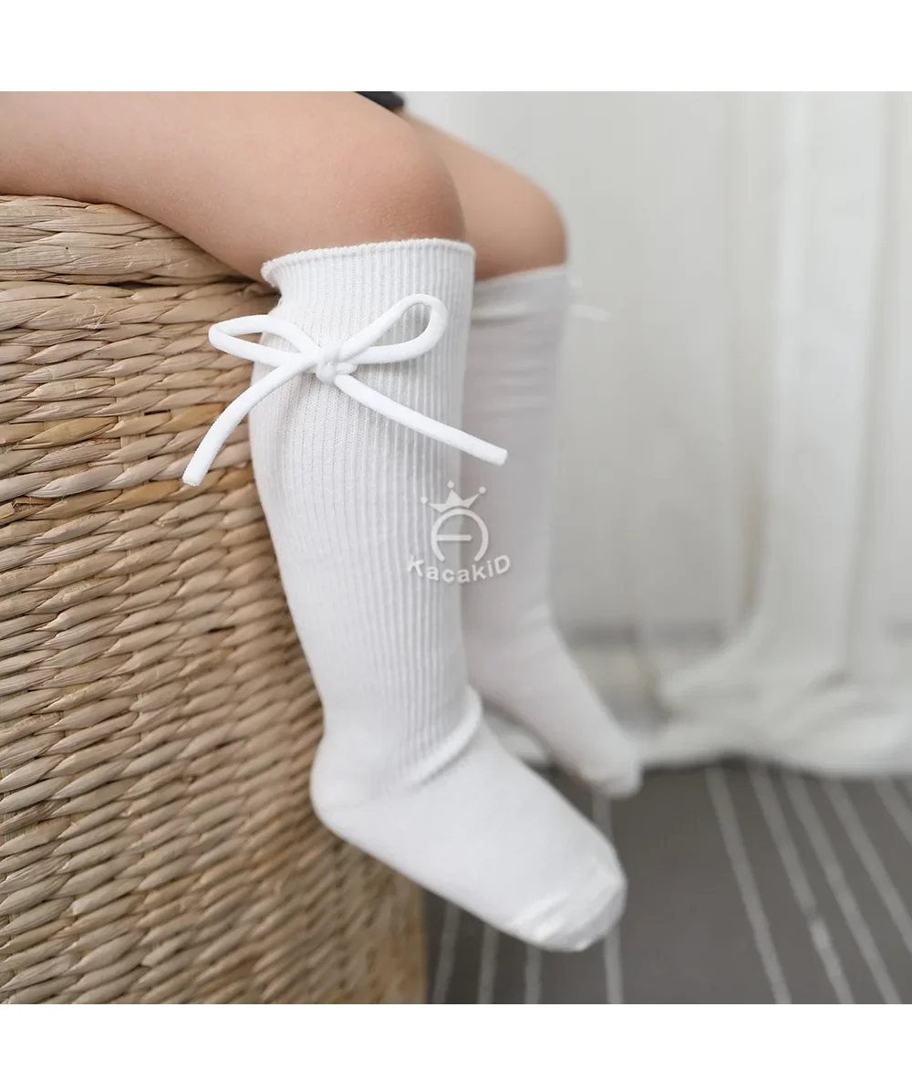 Calcetines con lazo en color rosa para niña