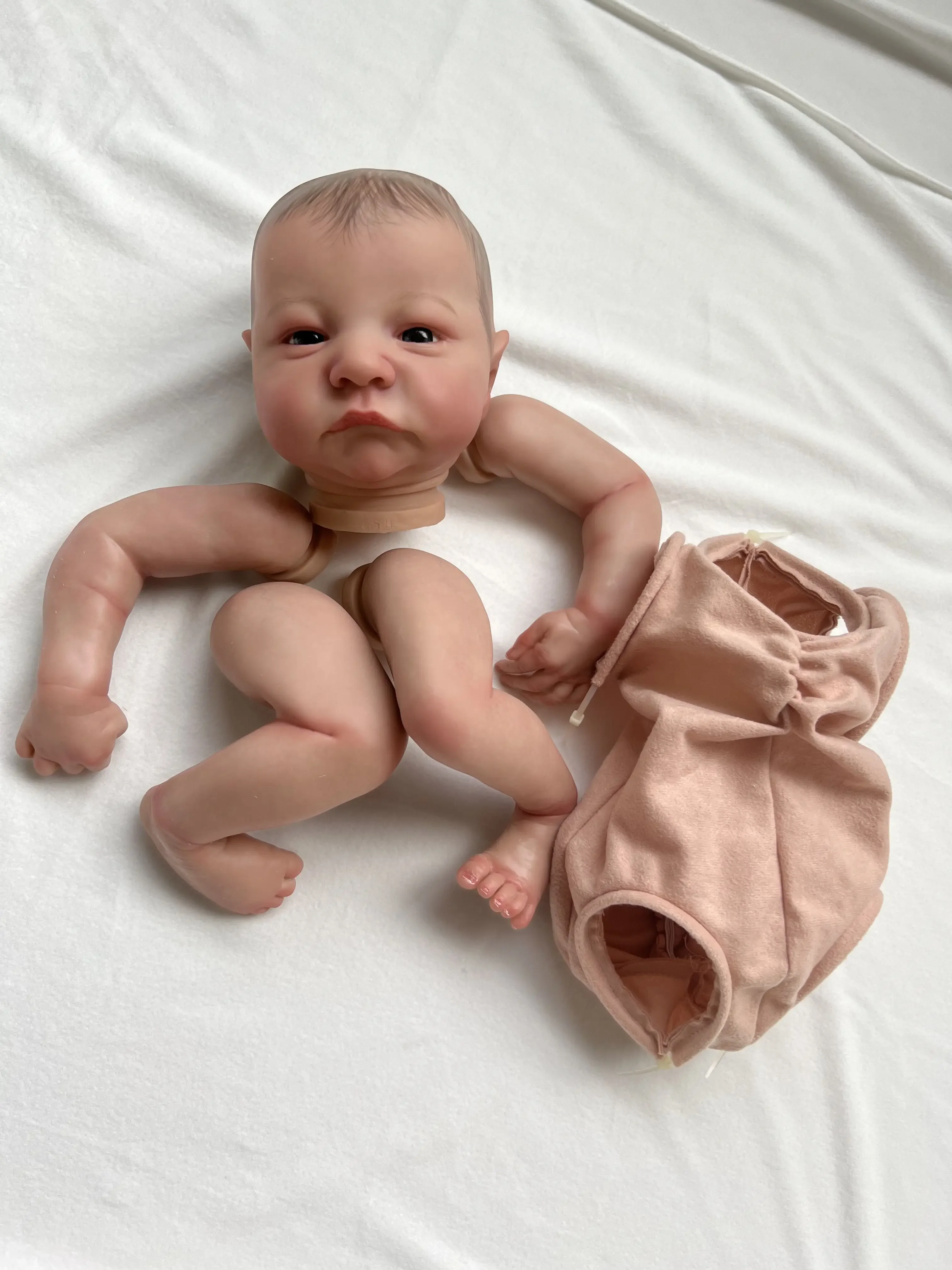 Bebé reborn realista despierto Levi con venas visibles