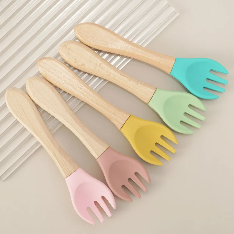 Cuchara y tenedor de silicona con mango de madera ergonómico para bebé - imagen 4