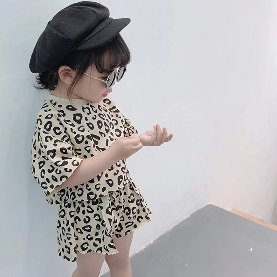 Conjunto bebé leopardos 2 piezas verano - camiseta y pantalones cortos