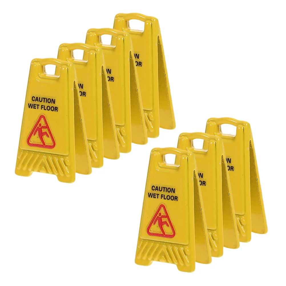 Mini señal de “piso mojado” en tono amarillo