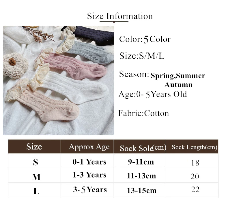 Niña usando calcetines con volantes y vestido rosa