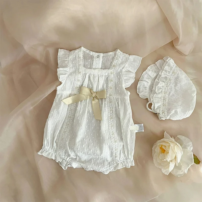 Conjunto completo de mono blanco de encaje con gorrito para bebé