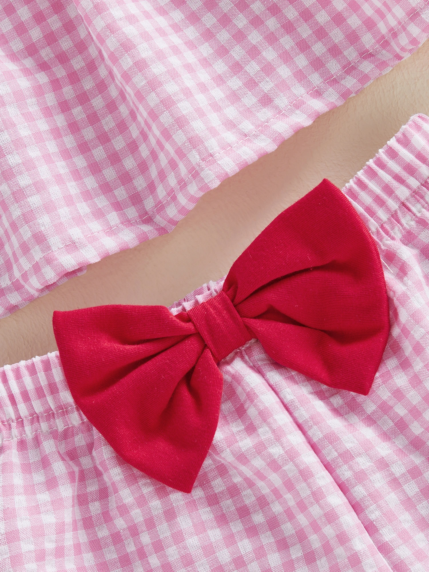 Bebé con el conjunto completo rosa