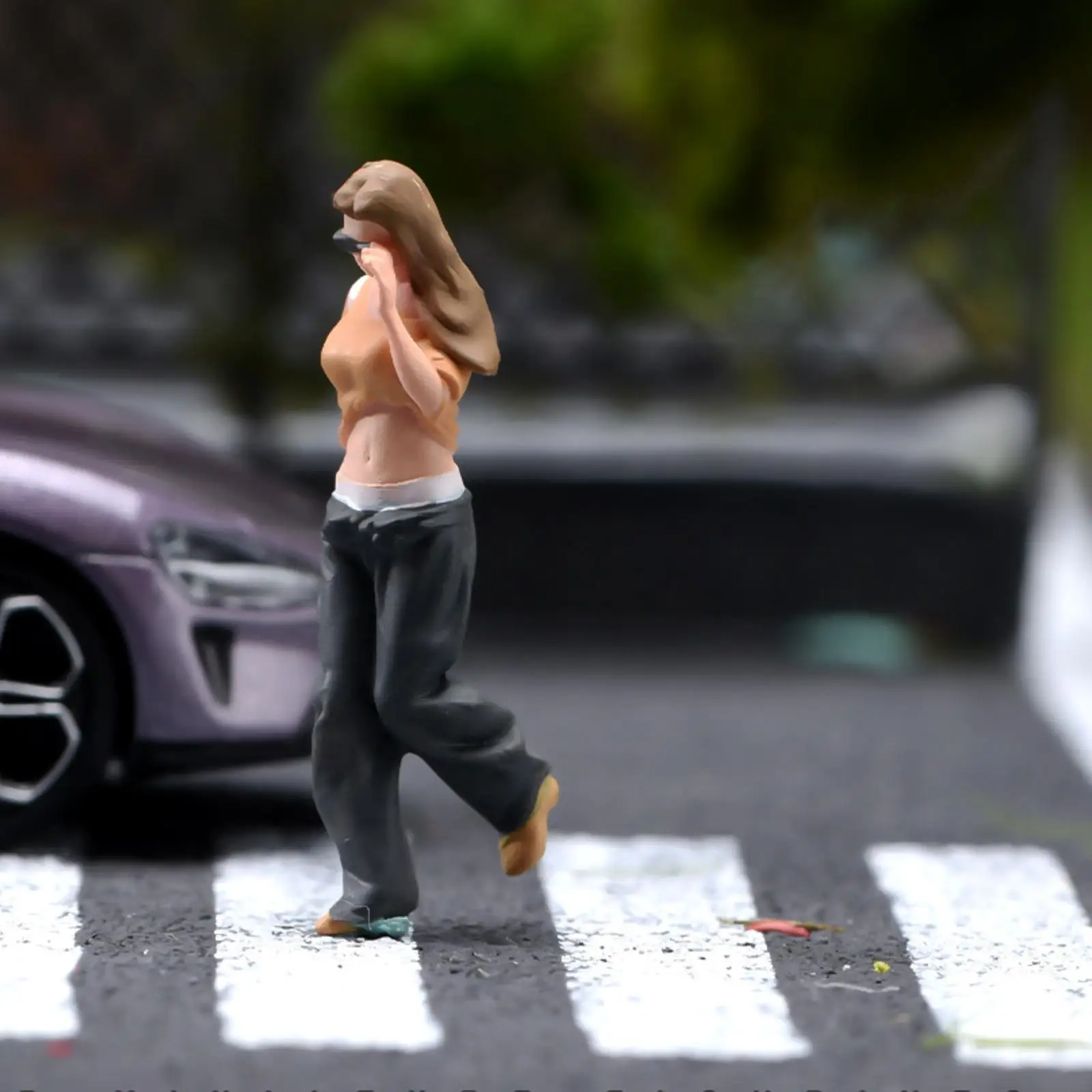 Figura miniatura femenina realista moderna para mesa de arena - imagen 2