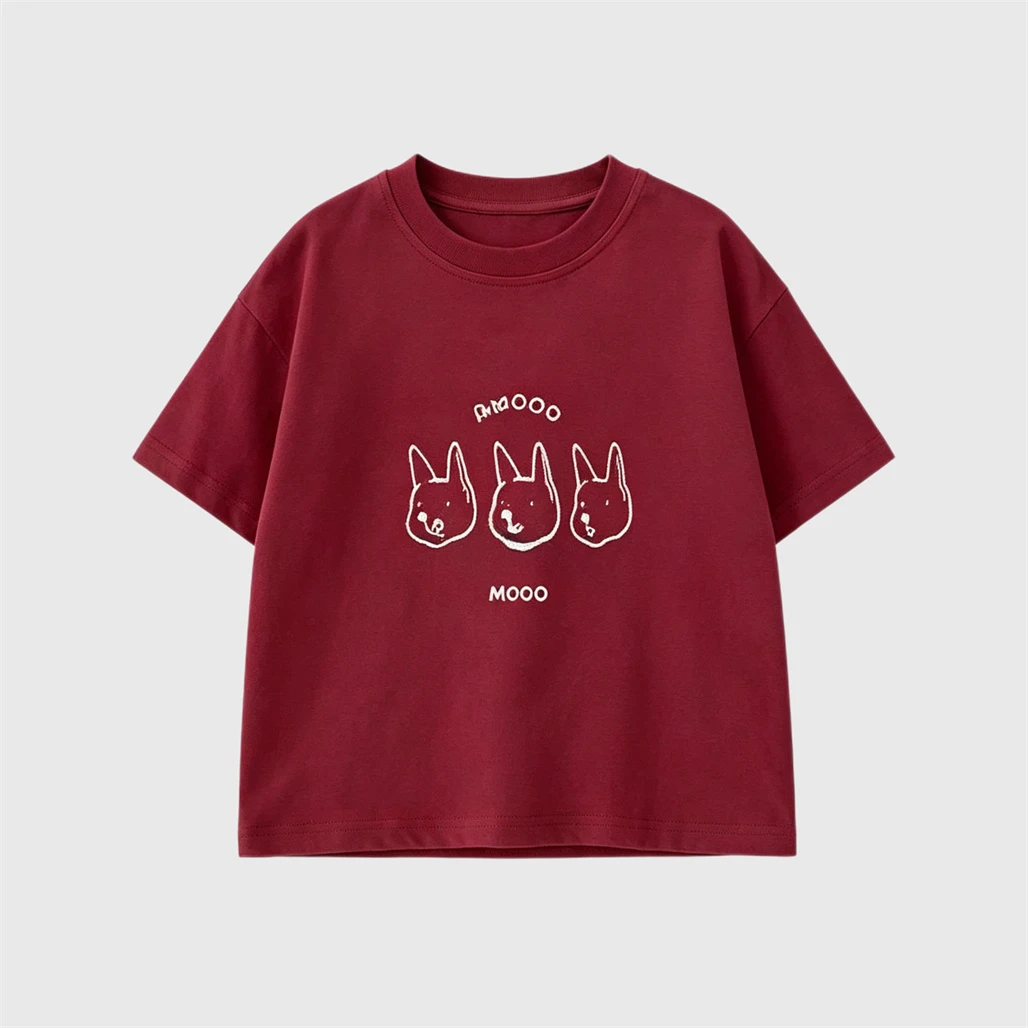 Camiseta básica beige y roja, fácil de combinar