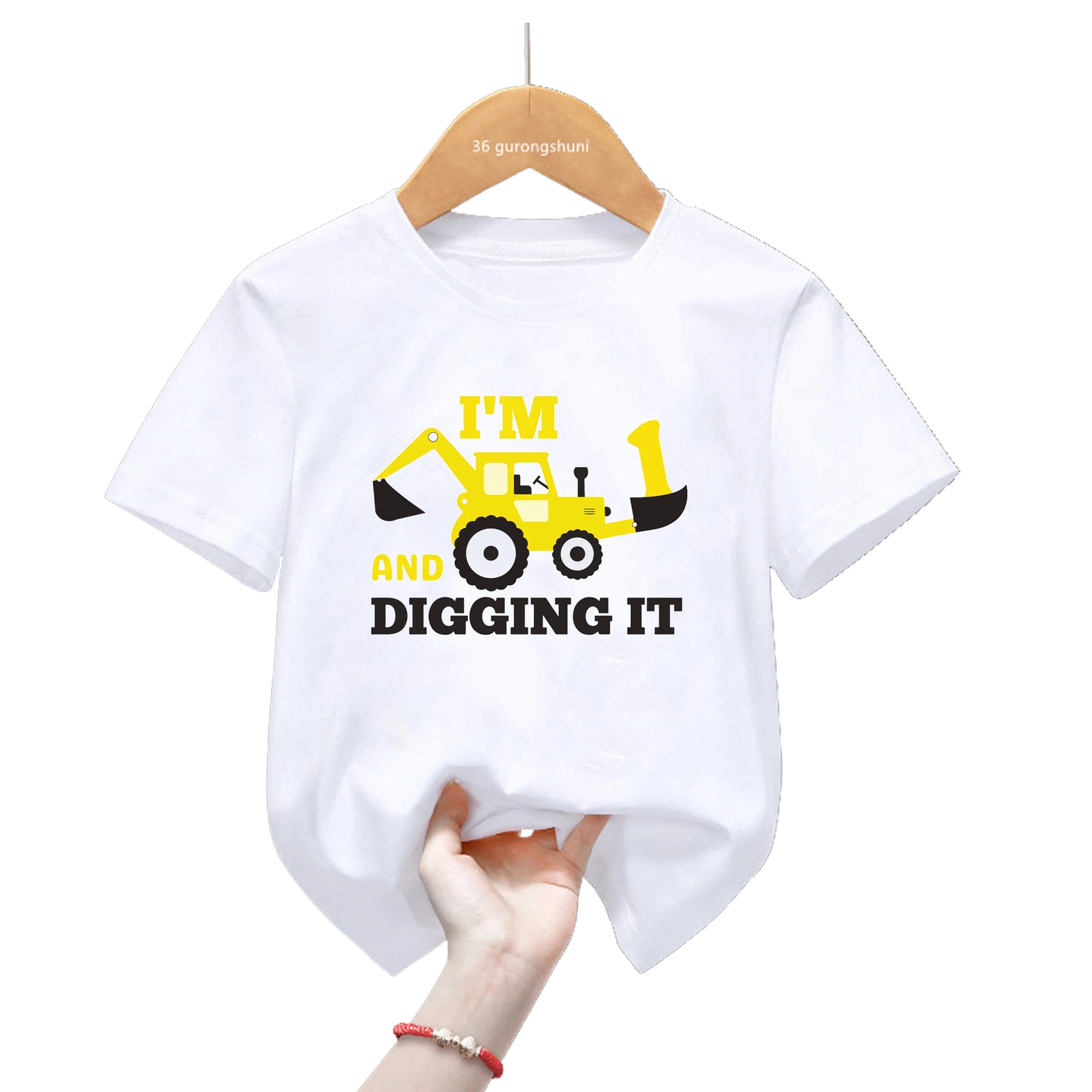 Niño mostrando su camiseta personalizada