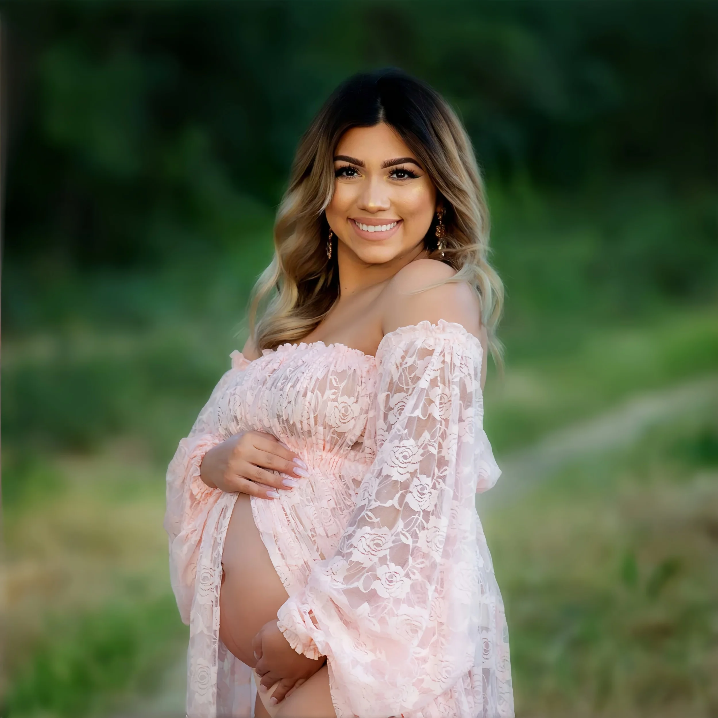 Vestido de maternidad con encaje y corte fuera del hombro