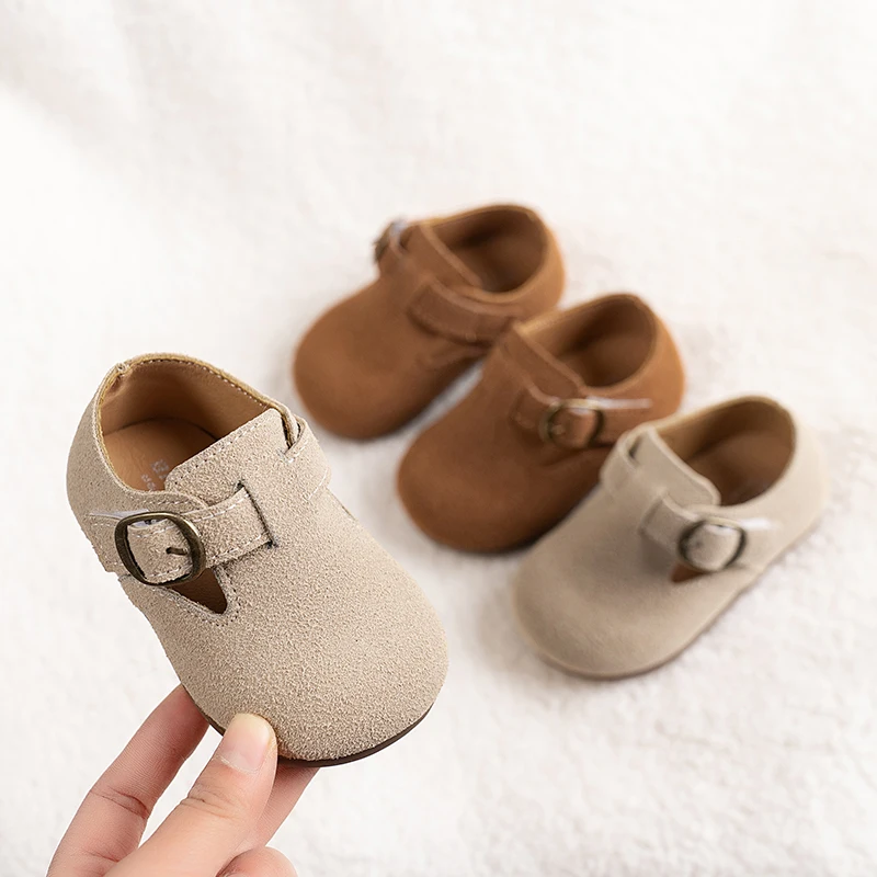 Detalle de la suela antideslizante de goma flexible en zapatos para niños