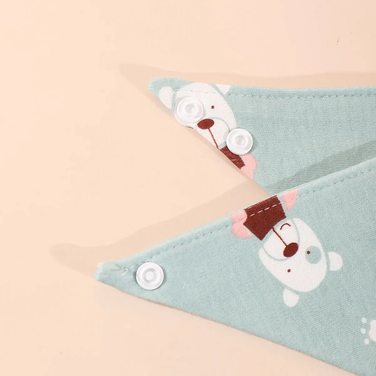 Estampados de dibujos animados en baberos
