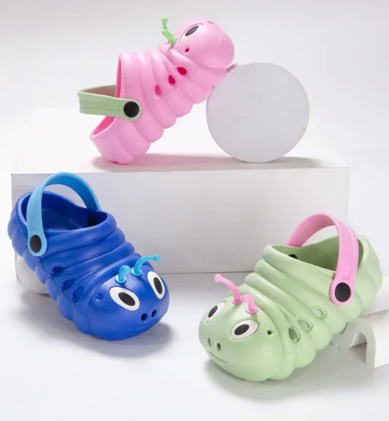 Sandalias infantiles con motivo de oruga y diseño de verano