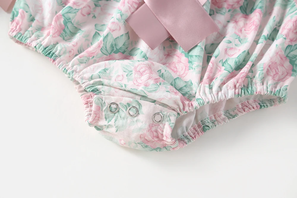 Vista completa del mono floral infantil