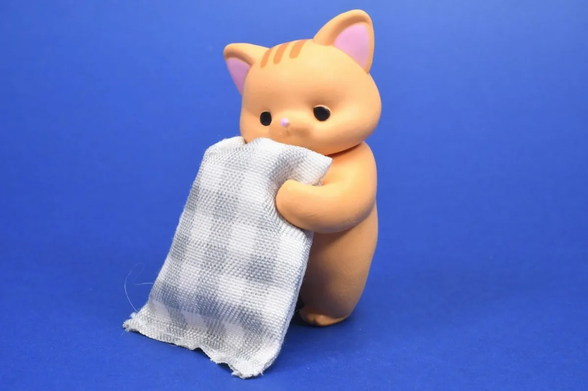 Figuras de gatitos en cápsula dorada estilo tierno - imagen 3