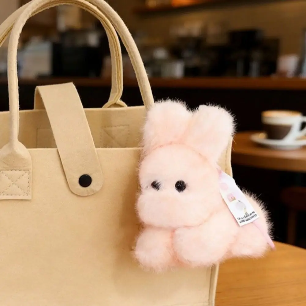 Detalle del lazo del conejito de peluche