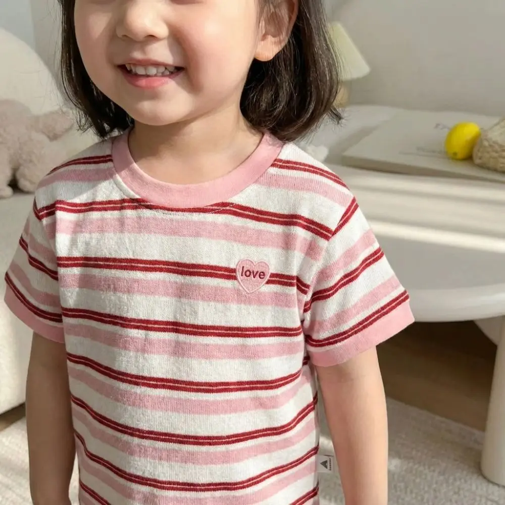 Camiseta de rayas transpirable con bordado corazón y manga corta - imagen 3