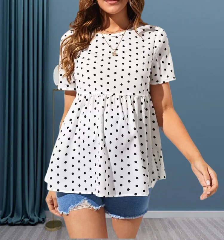 Look casual con camiseta de lunares
