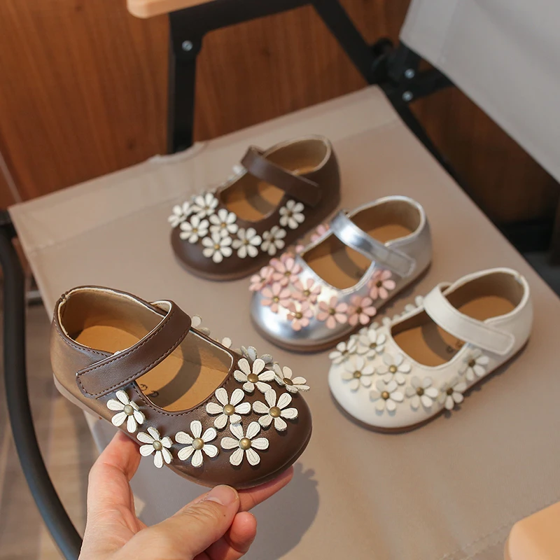 Zapatos de niña disponibles en varios colores