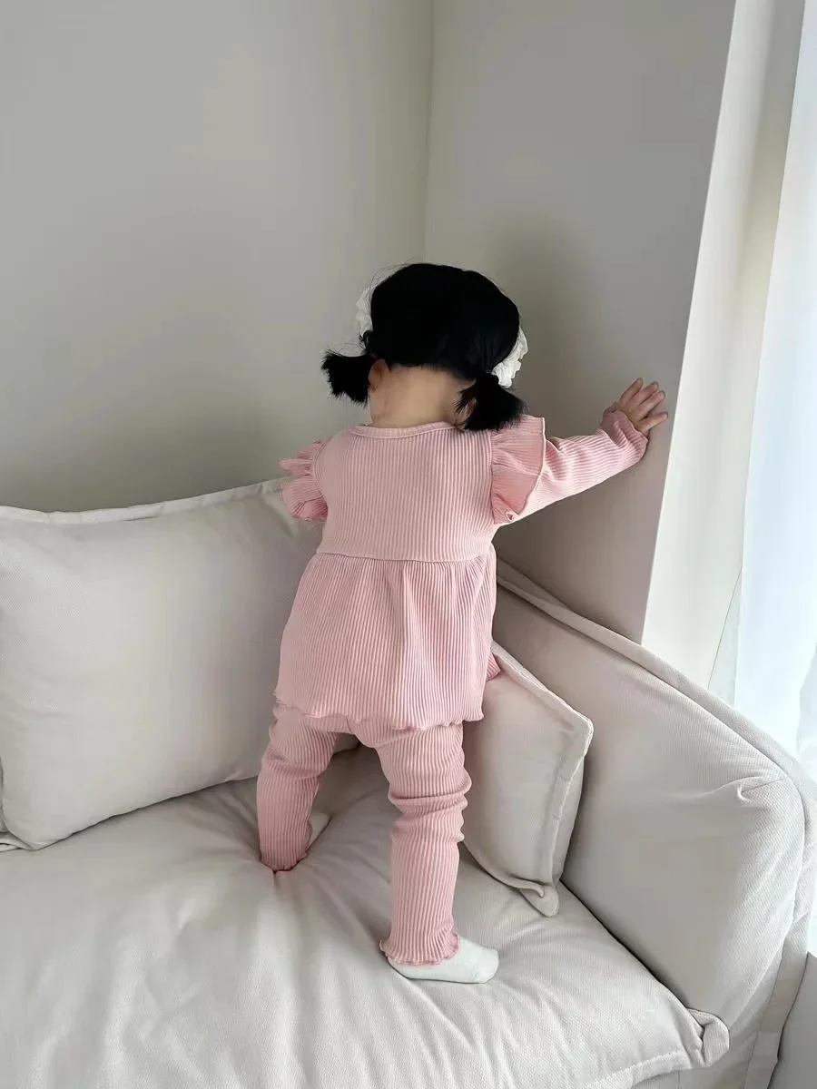 Conjunto puesto en bebé mostrando caída y comodidad