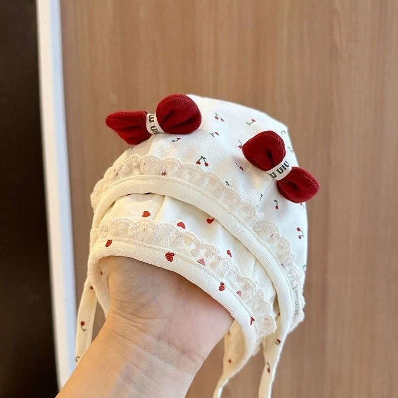 Gorro de bebé princesa con cerezas: protege frente y oídos al viento - imagen 4