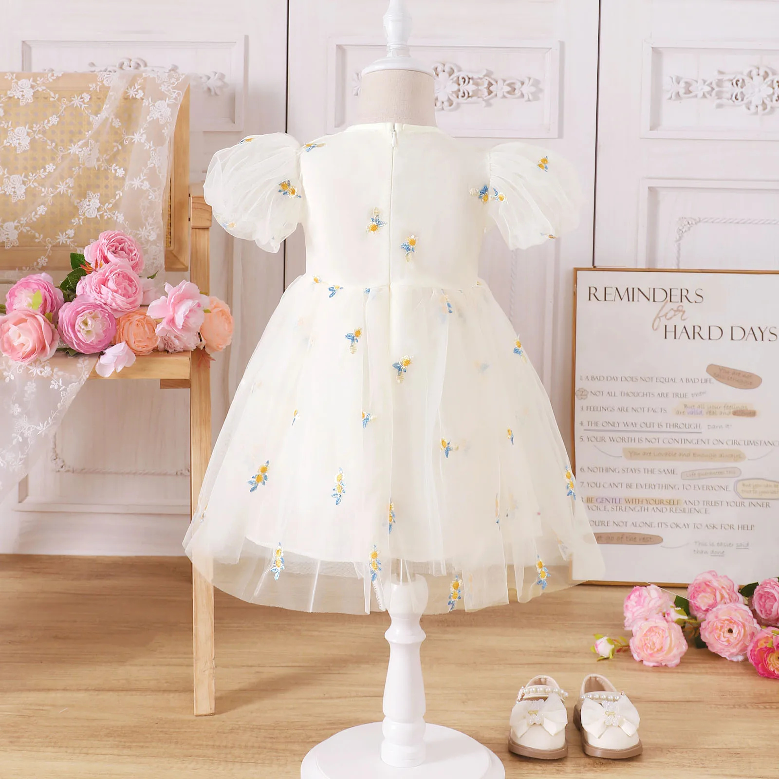 Vestido bordado de flores para niña – Comuniones y celebraciones - imagen 2