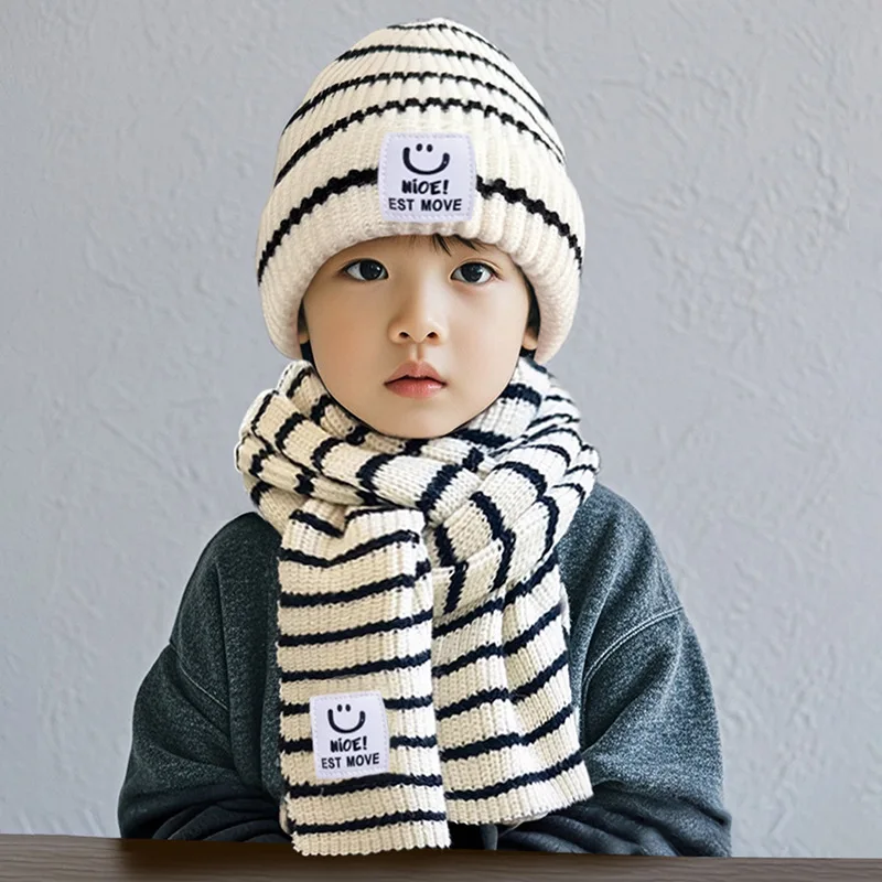 Gorro y bufanda mostrados en detalle frontal