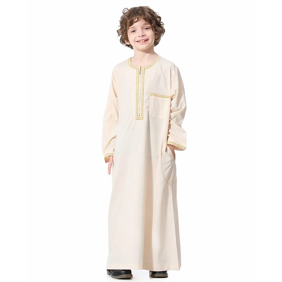 Niño usando thawb en celebración familiar