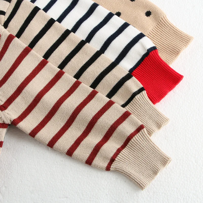 Sudadera clásica primavera para bebé con hebilla en el hombro y rayas