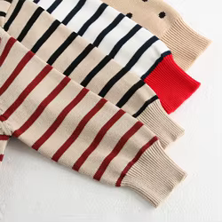 Sudadera clásica primavera para bebé con hebilla en el hombro y rayas