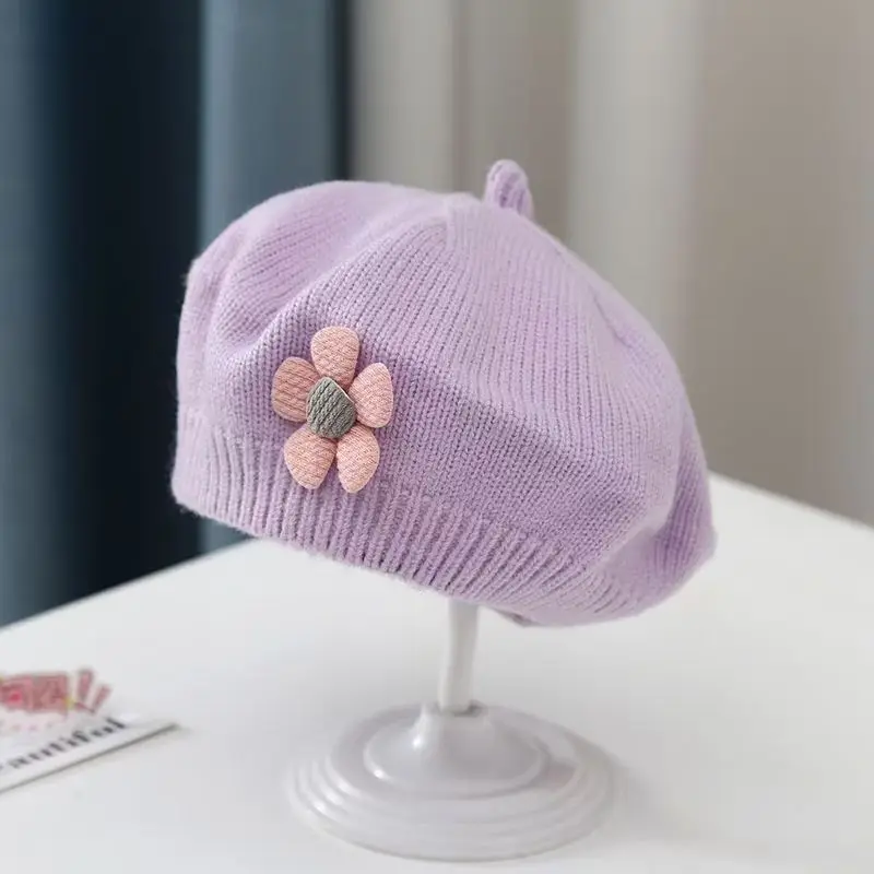 Boina de punto para niña – Gorro cálido con detalle floral - imagen 2