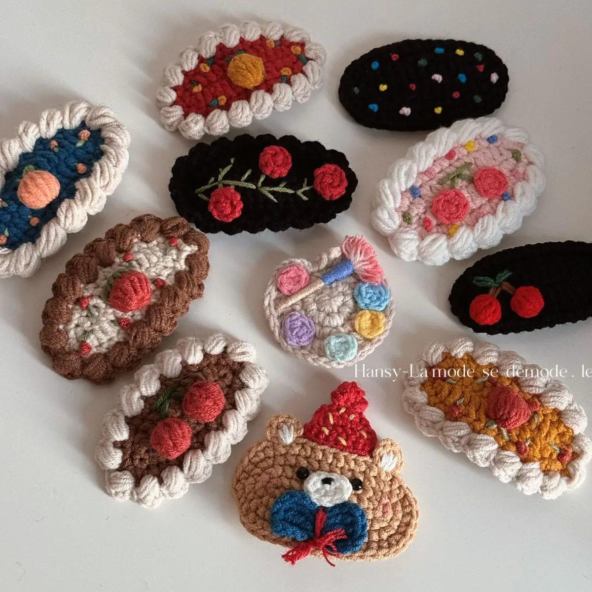 Conjunto de pinzas infantiles multicolores con formas variadas