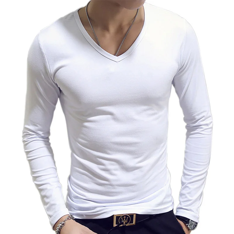 Camiseta de manga larga azul marino en modelo masculino