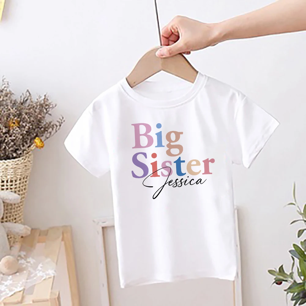 Camiseta hermana pequeña con nombre bordado para niño - imagen 4