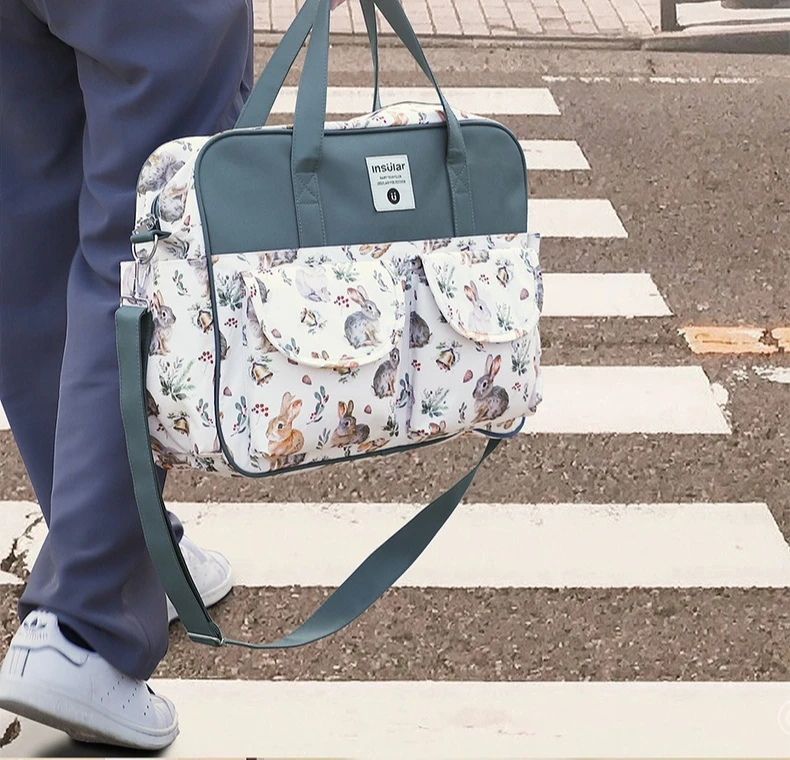 Bolsa de pañales multifunción en uso