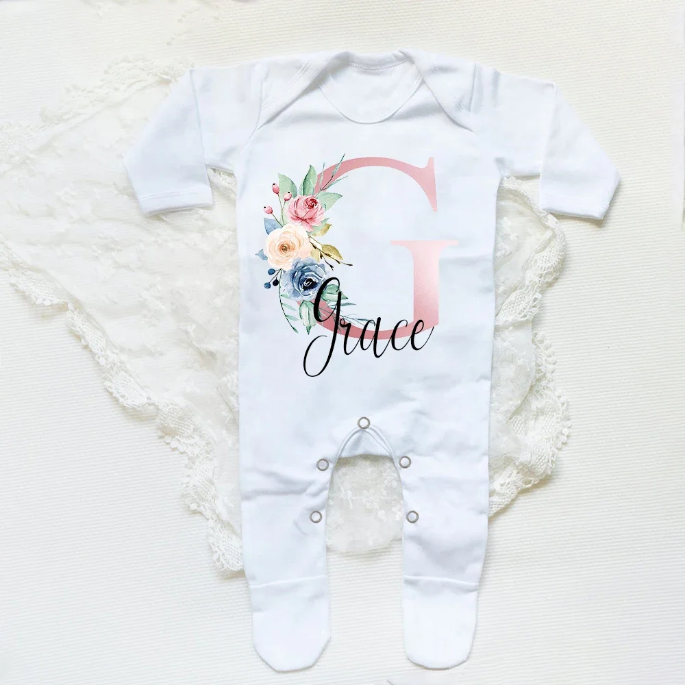 Pijama personalizado de bebé con inicial floral, regalo nacimiento - imagen 2